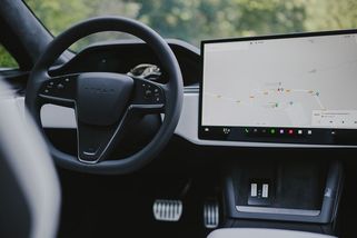 Nepopulární a nebezpečné novince v interiérech moderních aut možná odzvonilo, výrobci se začínají vracet k normálu - Garáž.cz